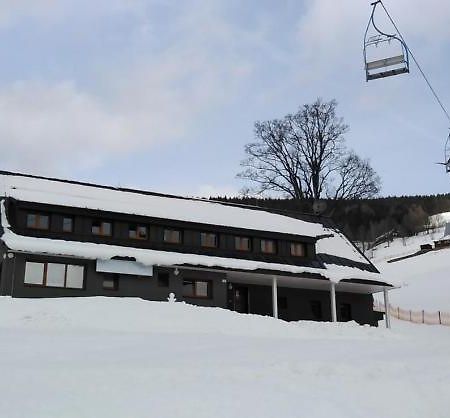 Ski Apartmany Nymburska Chata ペツ・ポト・スニェシュコウ エクステリア 写真
